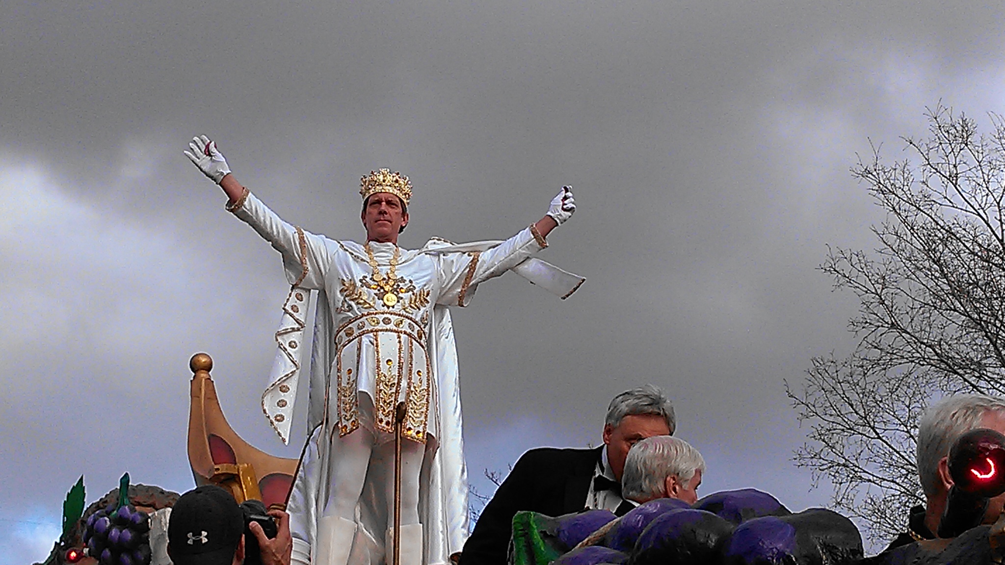 Hugh Laurie rides in New Orleans Mardi Gras parade (photos) | New in NOLA2048 x 1152